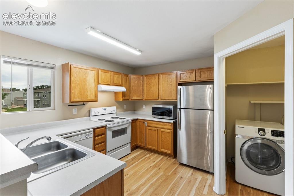 Image 14 of 27: Kitchen