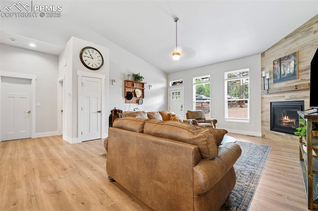 Image 14 of 40: Living Room