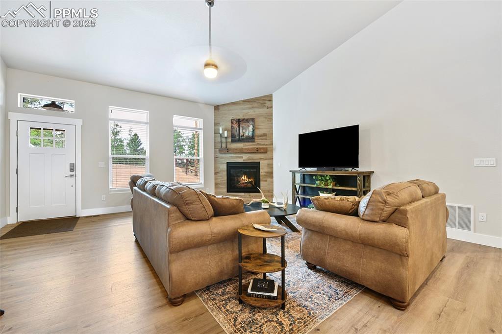 Image 15 of 40: Living Room