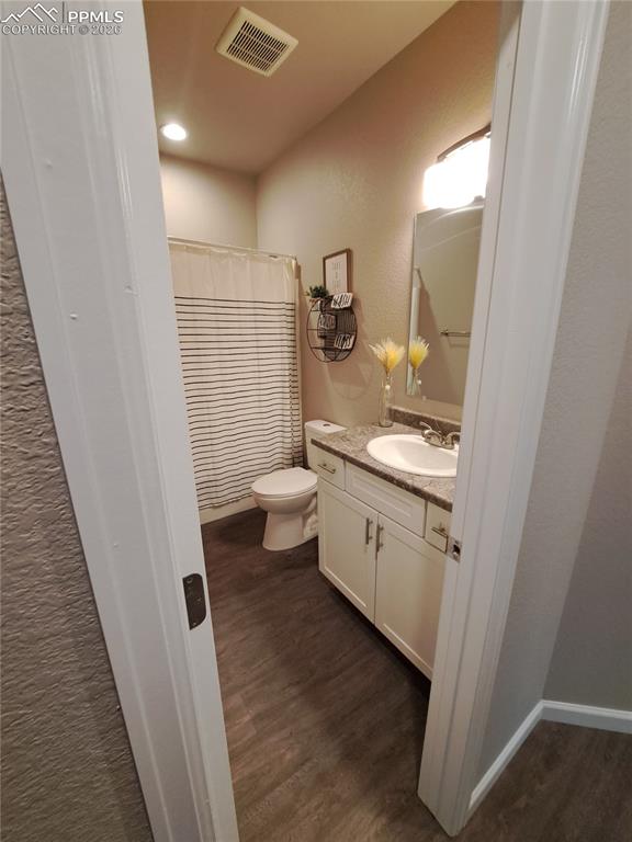 Image 9 of 10: Bathroom