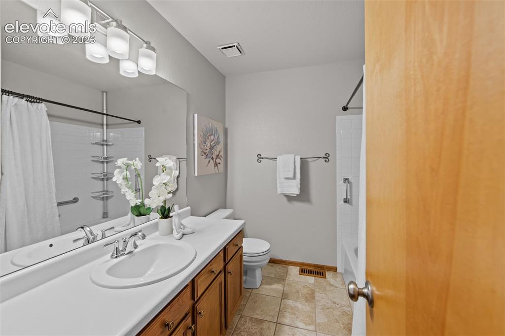 Image 17 of 35: En suite full bath