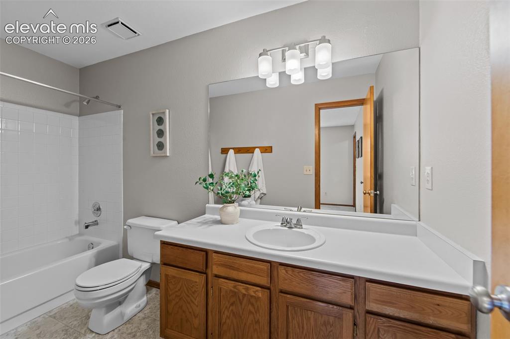 Image 22 of 35: Bathroom