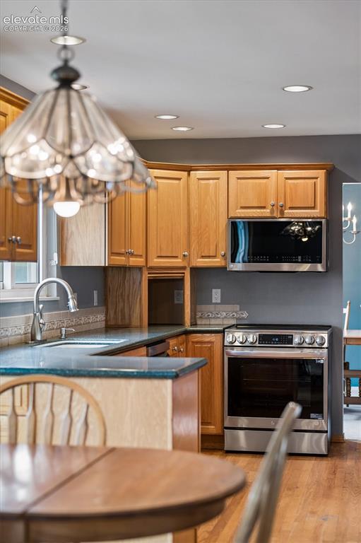 Image 14 of 40: Kitchen