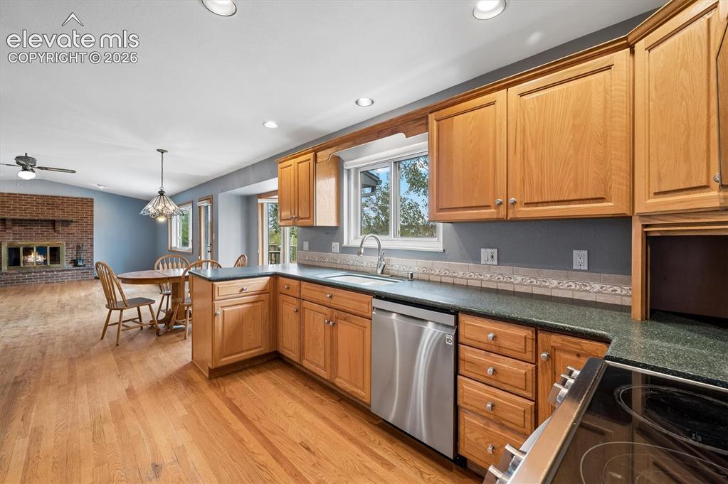 Image 15 of 40: Kitchen