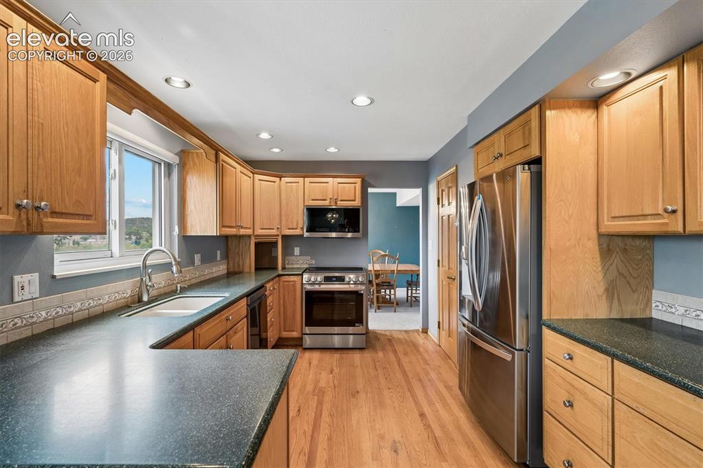 Image 16 of 40: Kitchen