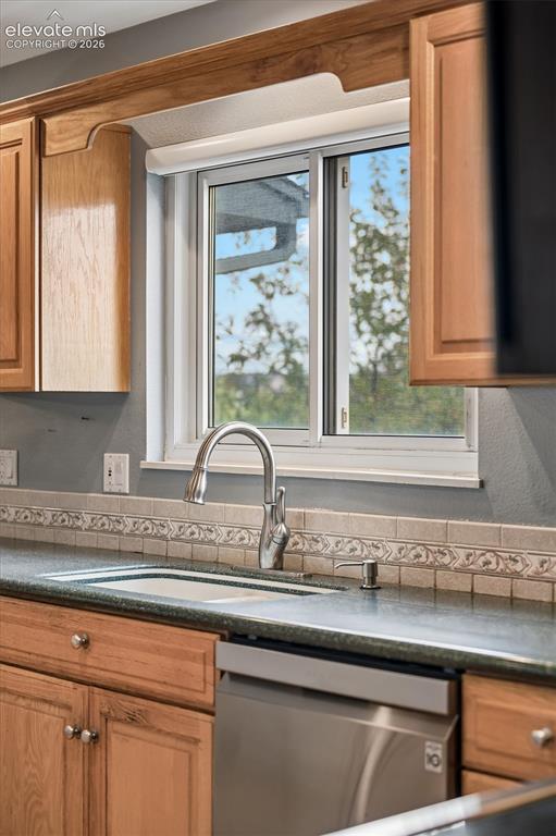Image 17 of 40: Kitchen
