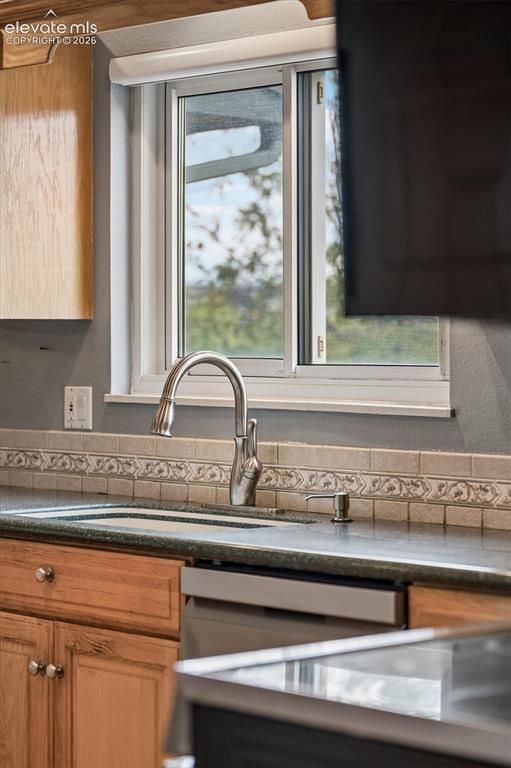 Image 18 of 40: Kitchen