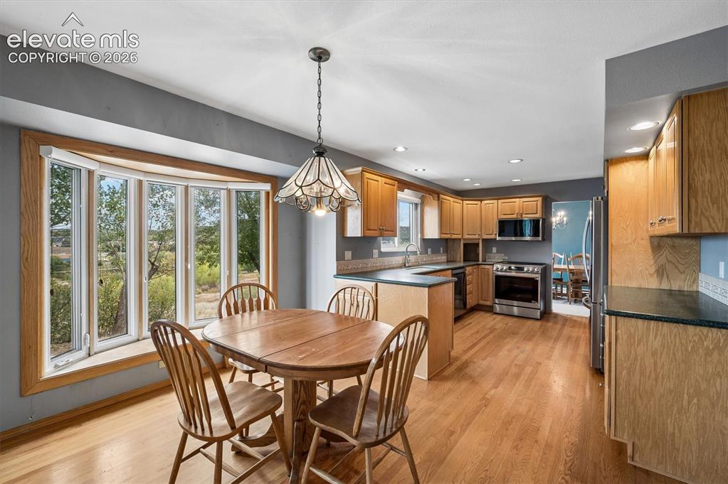 Image 20 of 40: Dining Area
