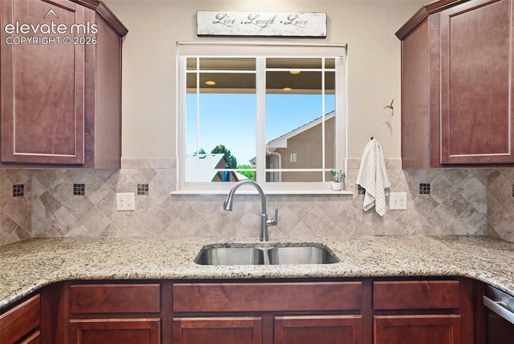 Image 10 of 50: Kitchen