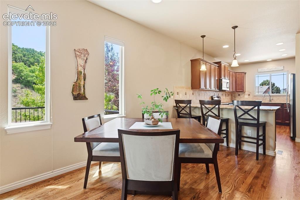 Image 14 of 50: Dining Area