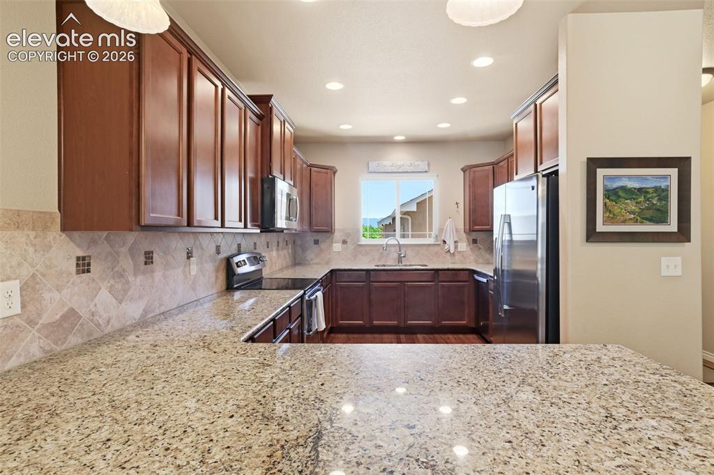 Image 8 of 50: Kitchen