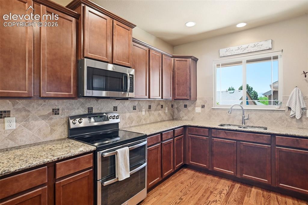 Image 9 of 50: Kitchen