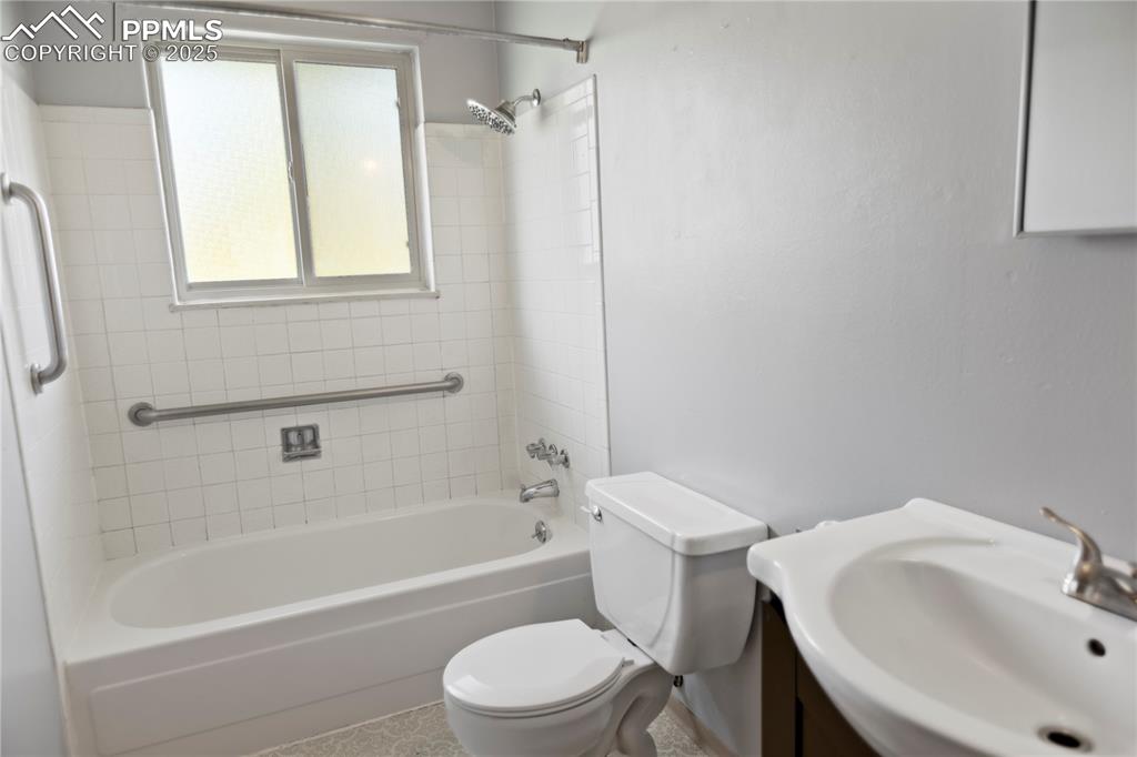 Image 12 of 28: Main Bath