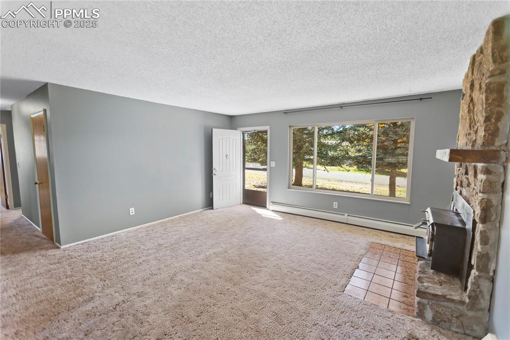 Image 19 of 28: Living Room