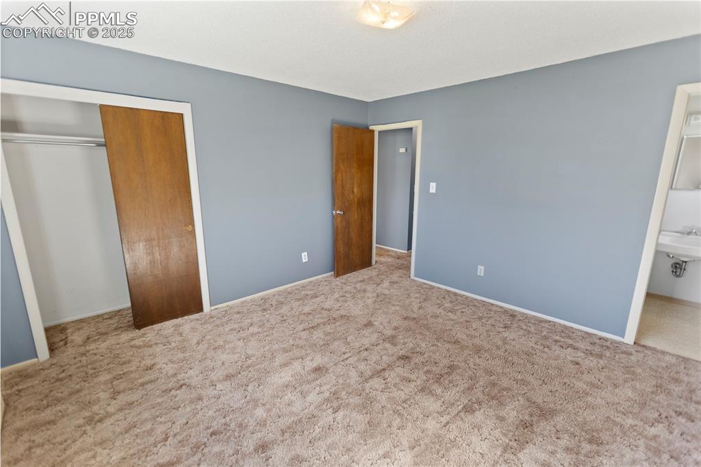 Image 22 of 28: Master Bedroom