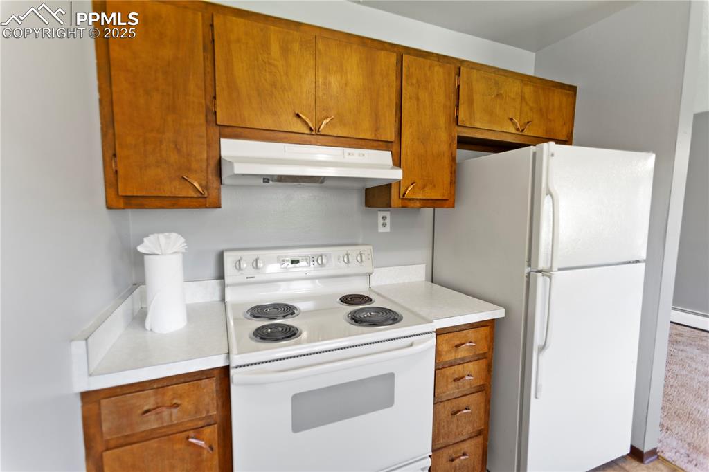 Image 5 of 28: Kitchen