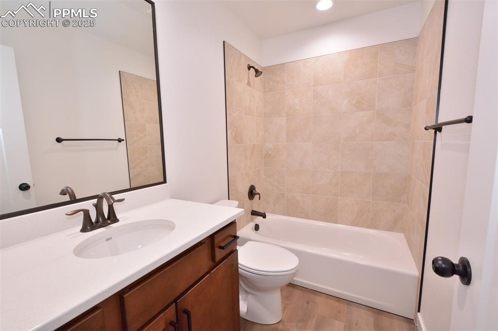 Image 20 of 24: Bathroom