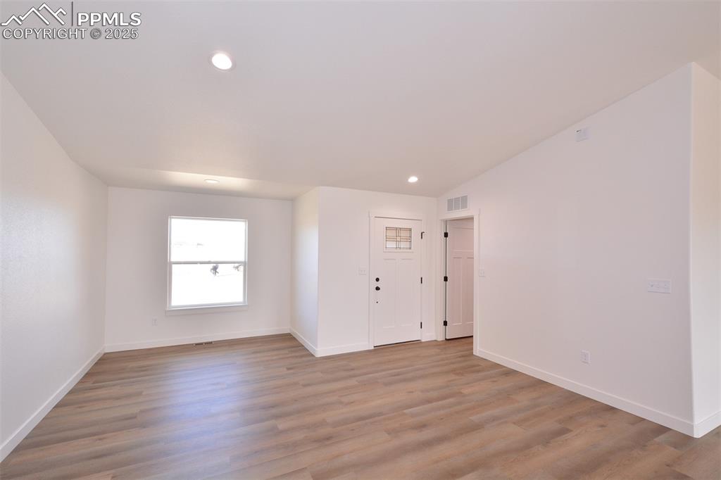 Image 4 of 24: Dining Area