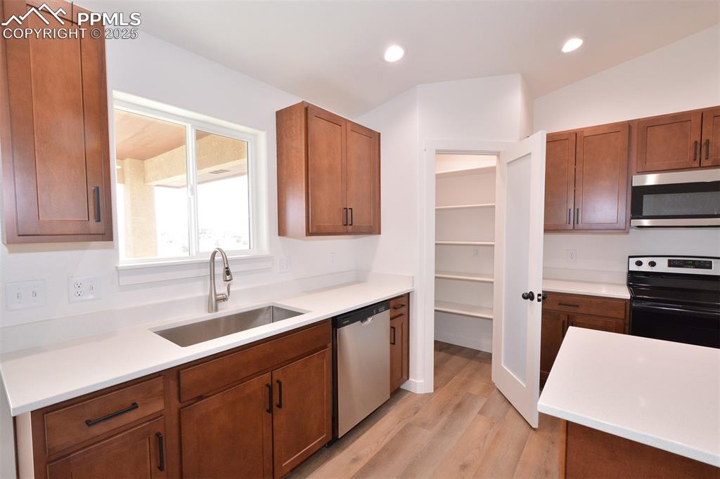 Image 7 of 24: Kitchen