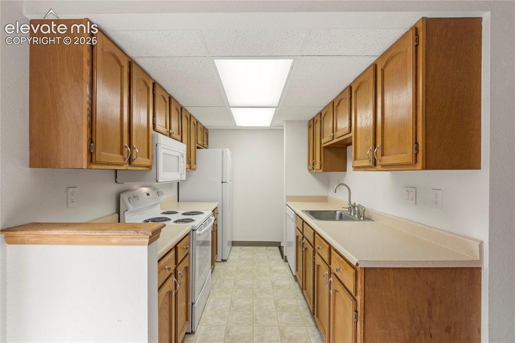 Image 19 of 44: Kitchen