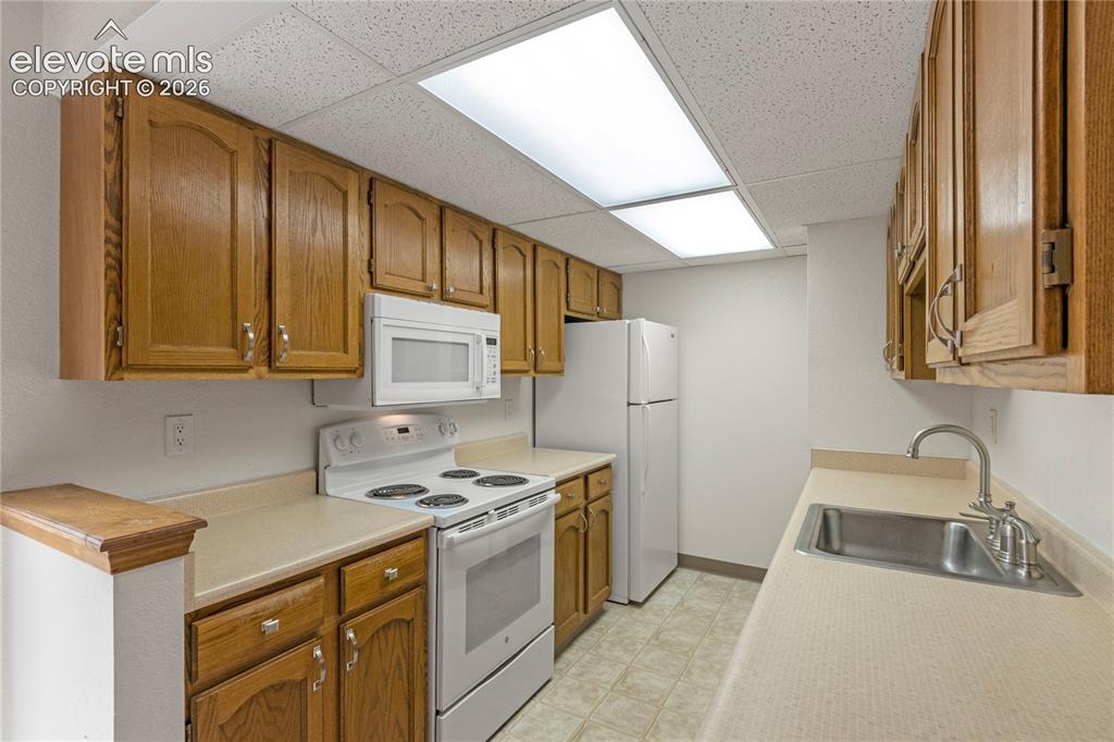 Image 20 of 44: Kitchen