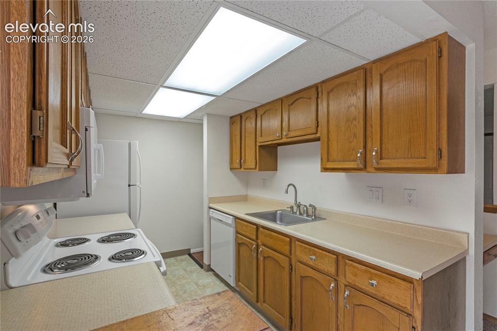 Image 21 of 44: Kitchen