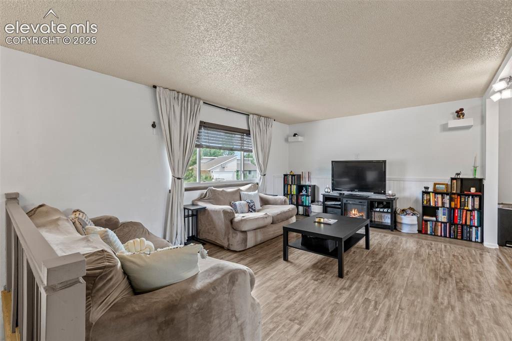 Image 11 of 22: Living Room