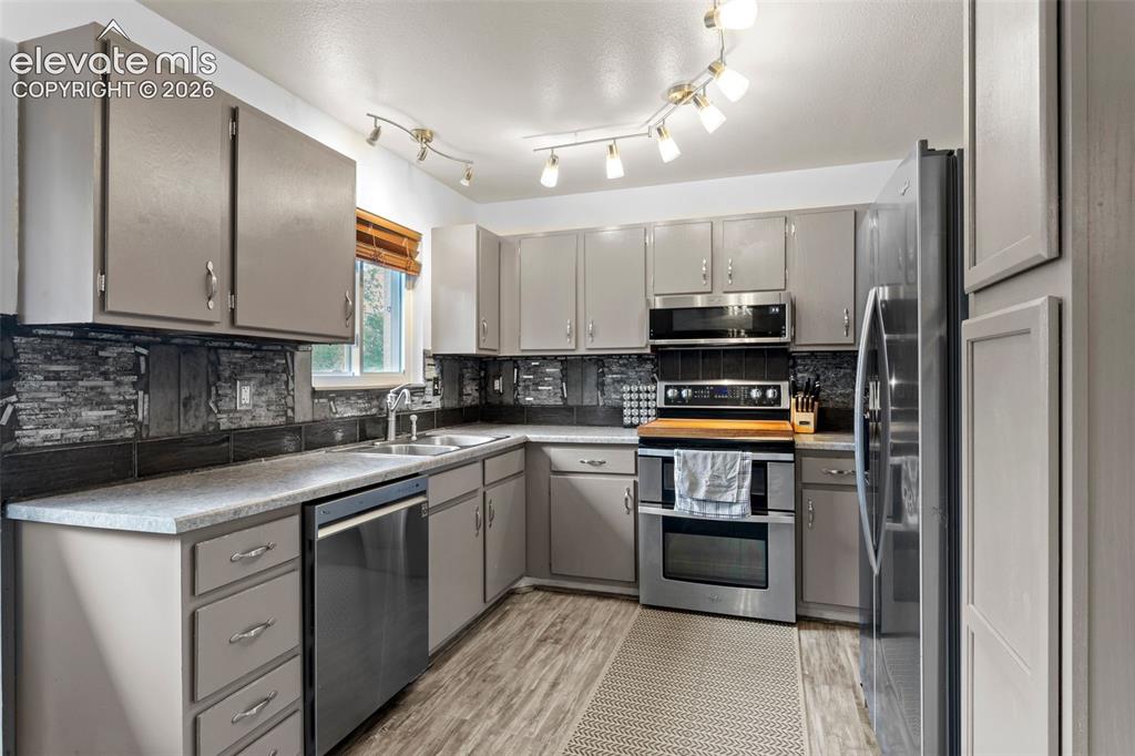 Image 16 of 22: Kitchen