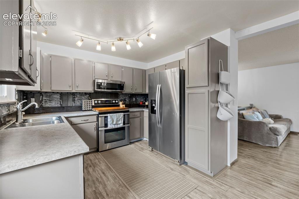 Image 17 of 22: Kitchen