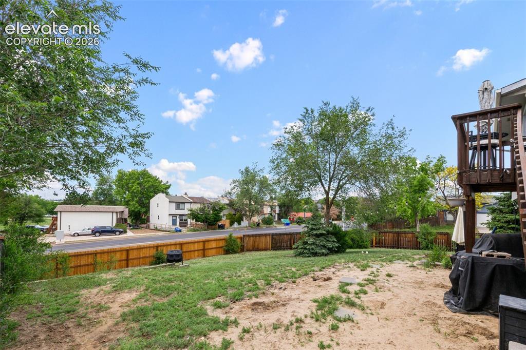 Image 4 of 22: Yard