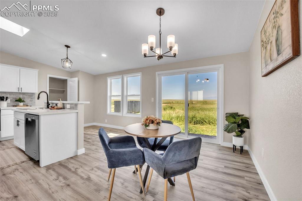 Image 10 of 45: Dining Area