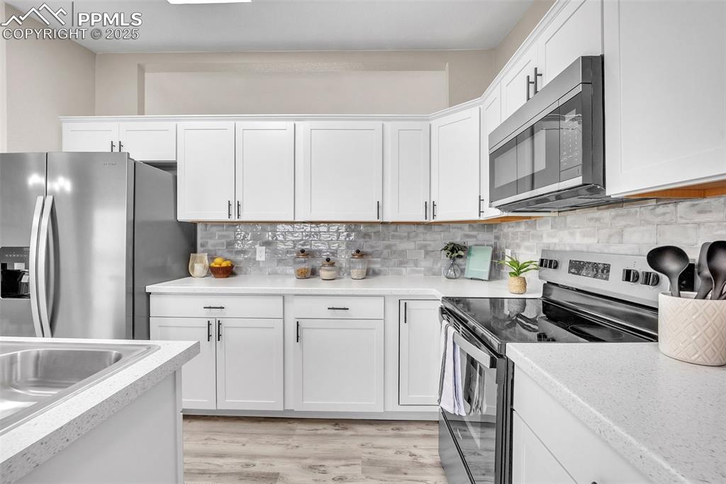 Image 17 of 45: Kitchen