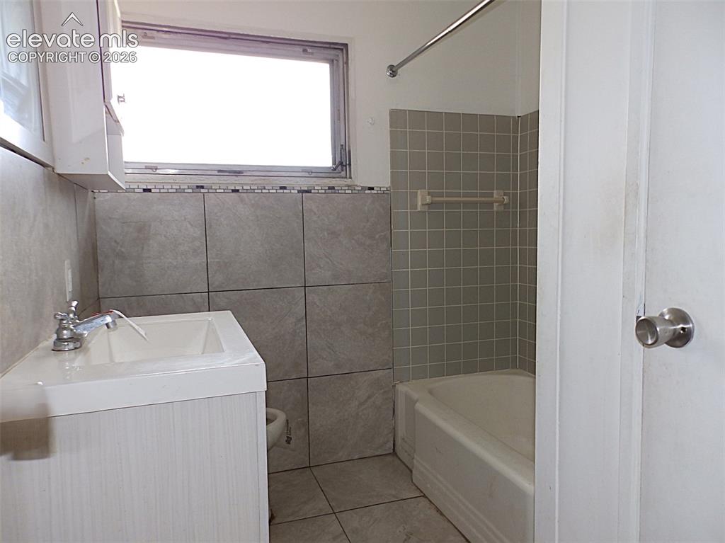 Image 10 of 14: Bonus area bath