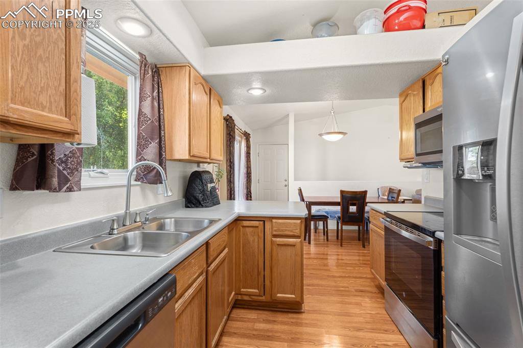 Image 13 of 29: Kitchen