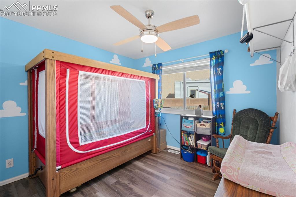 Image 17 of 29: Bedroom