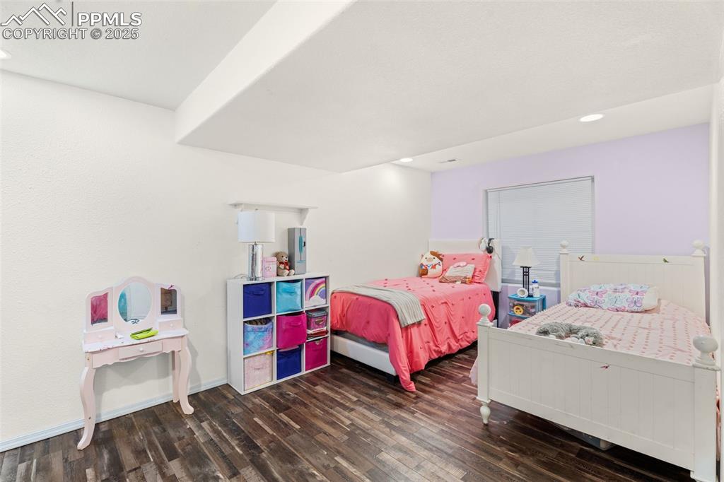 Image 21 of 29: Bedroom