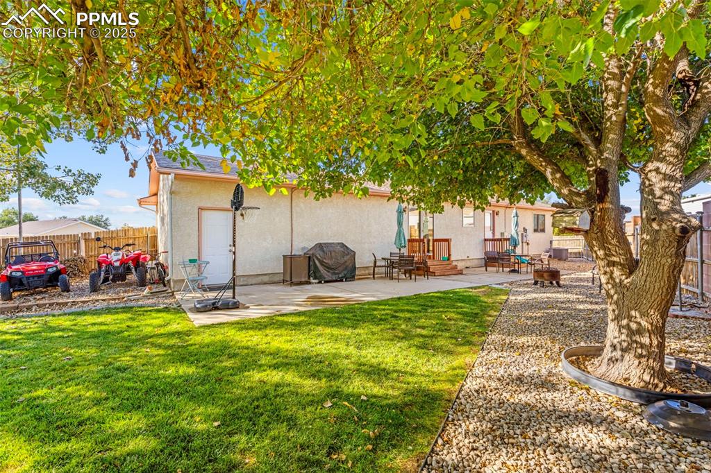 Image 23 of 29: Yard