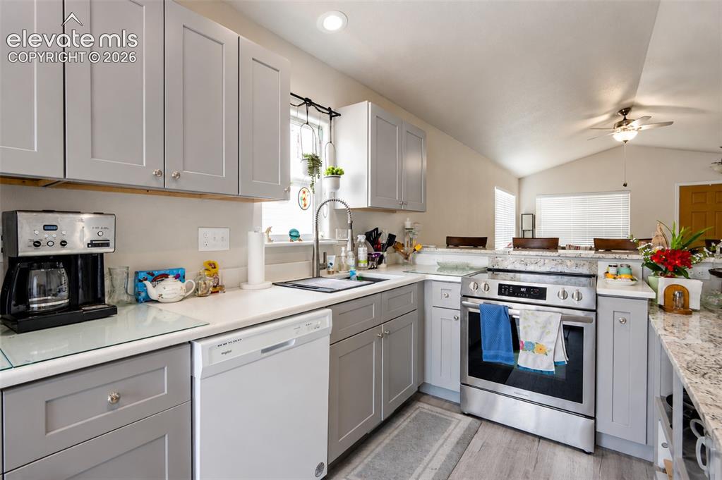 Image 11 of 27: Kitchen