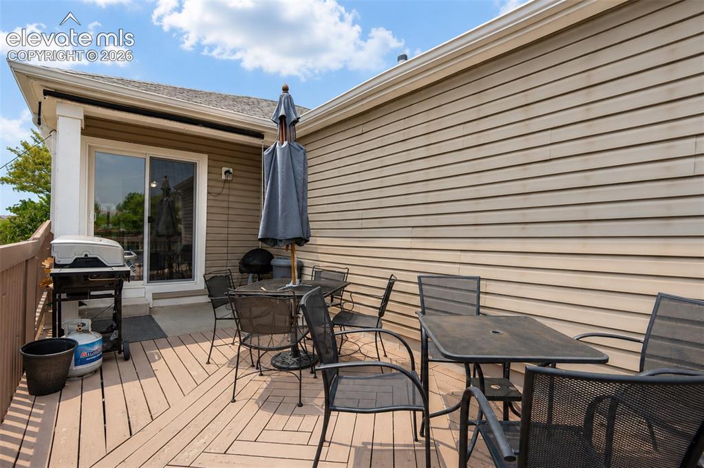 Image 21 of 27: Back deck