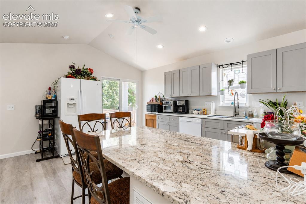 Image 7 of 27: Kitchen