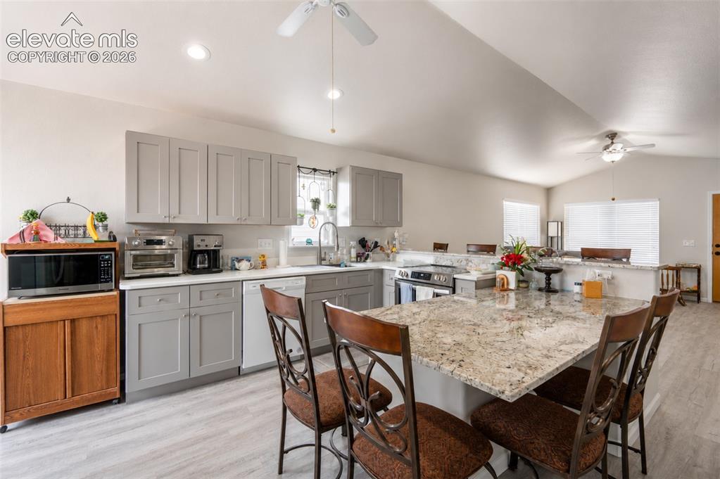 Image 8 of 27: Kitchen