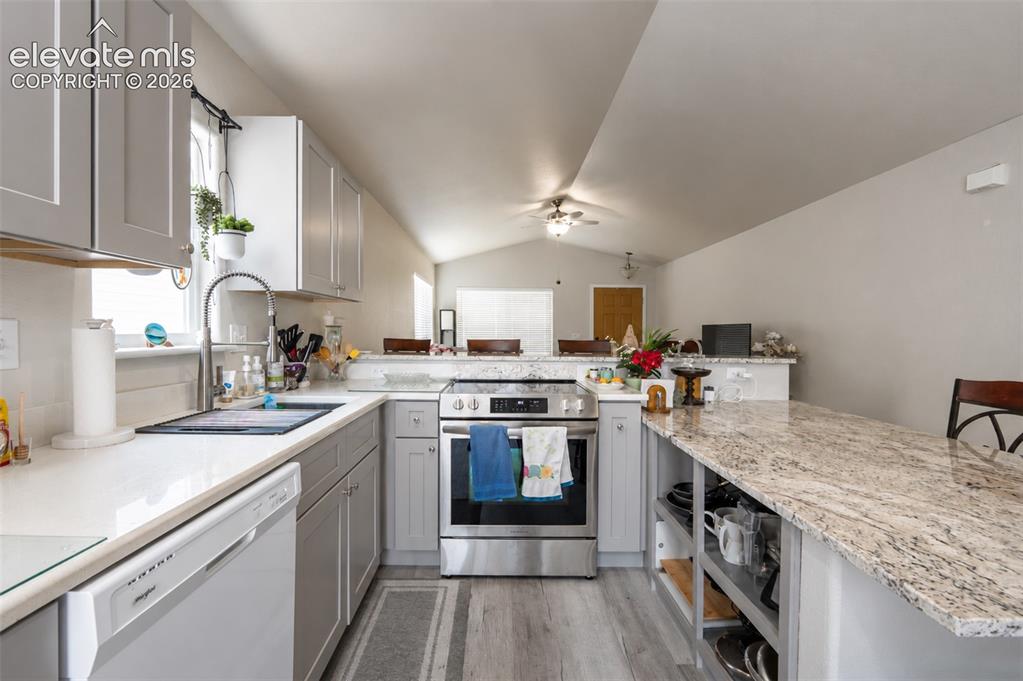 Image 9 of 27: Kitchen