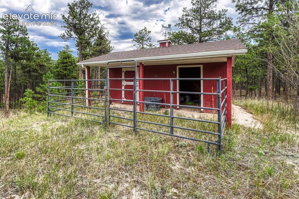 Image 49 of 50: One of two loafing sheds on the property.