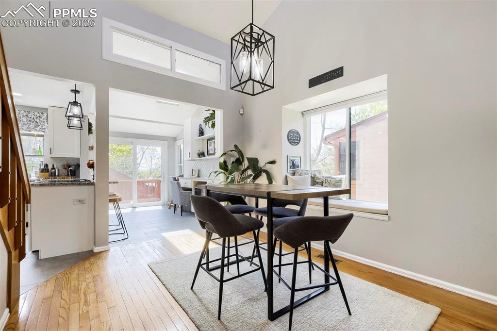 Image 10 of 21: Dining Area