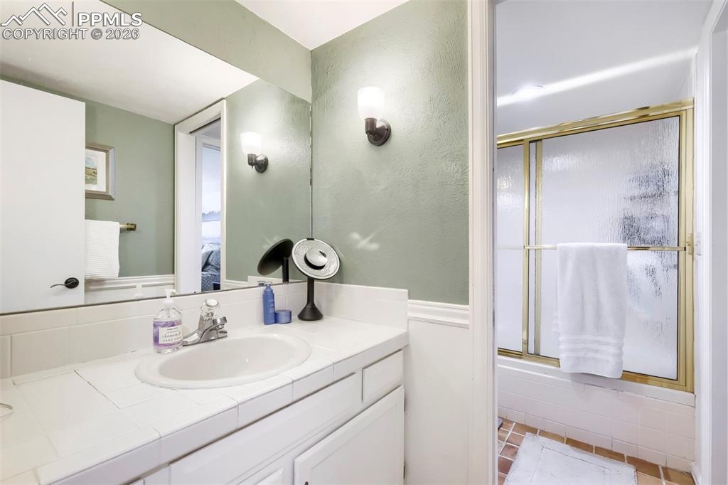 Image 13 of 21: Bathroom