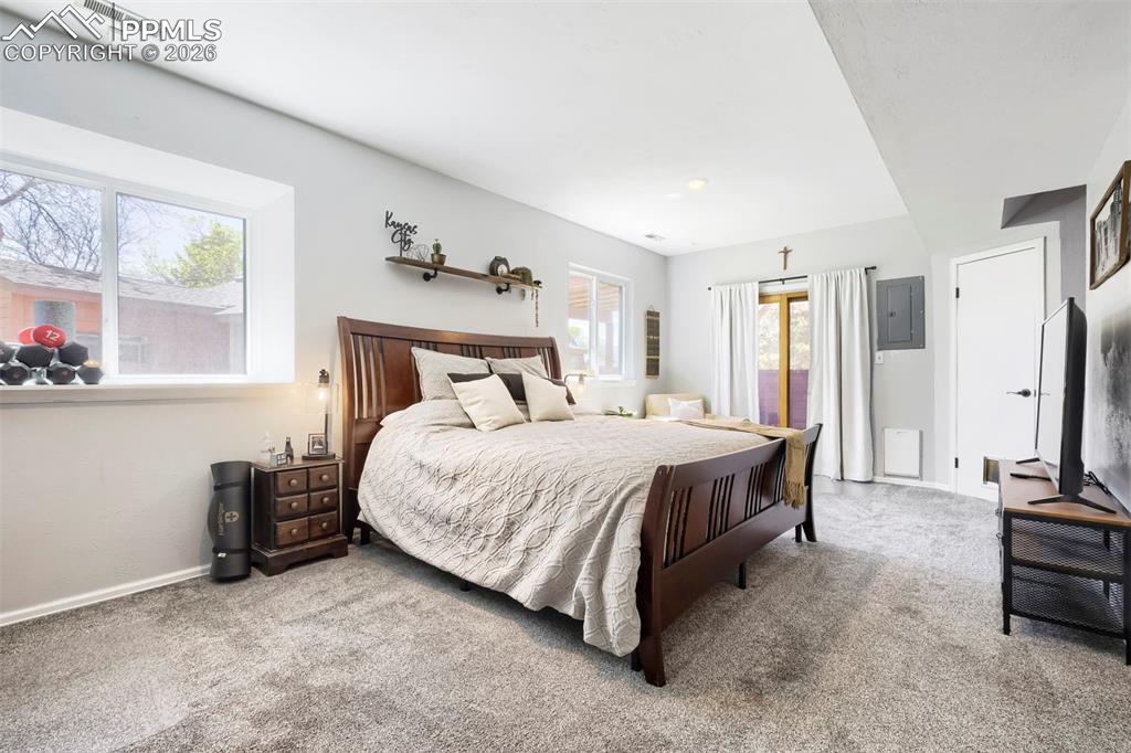 Image 15 of 21: Bedroom