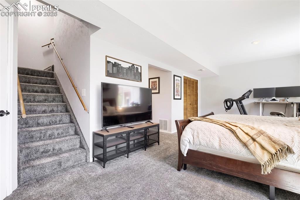 Image 16 of 21: Bedroom