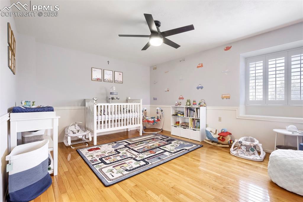 Image 17 of 21: Bedroom