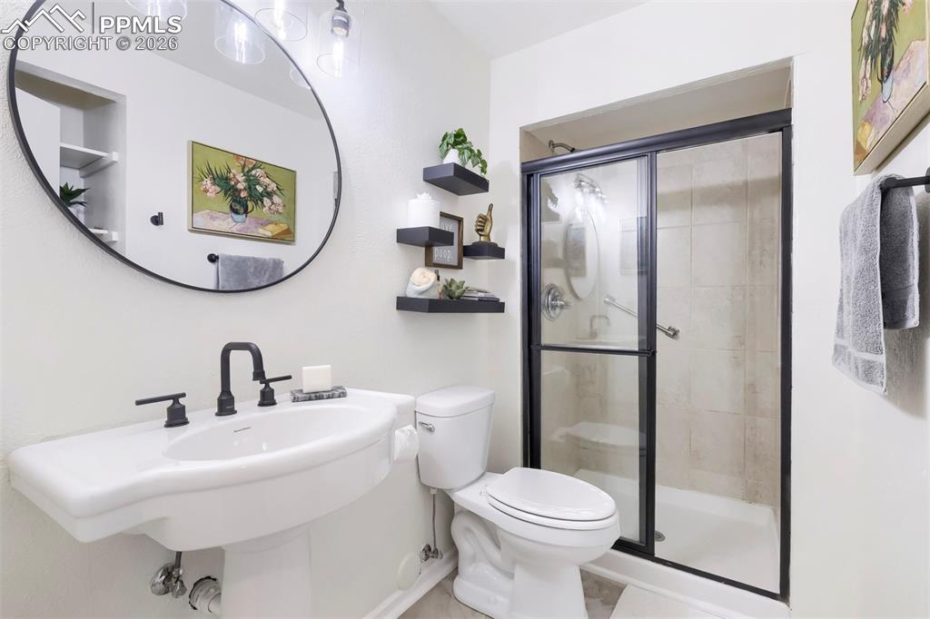 Image 19 of 21: Bathroom