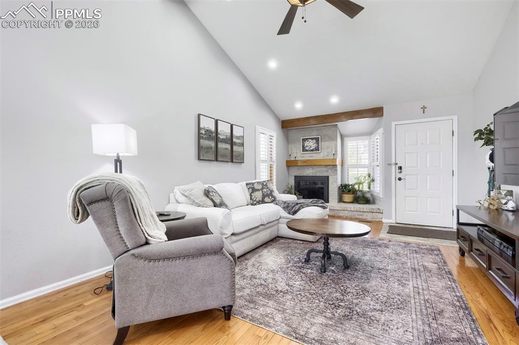 Image 4 of 21: Living Room